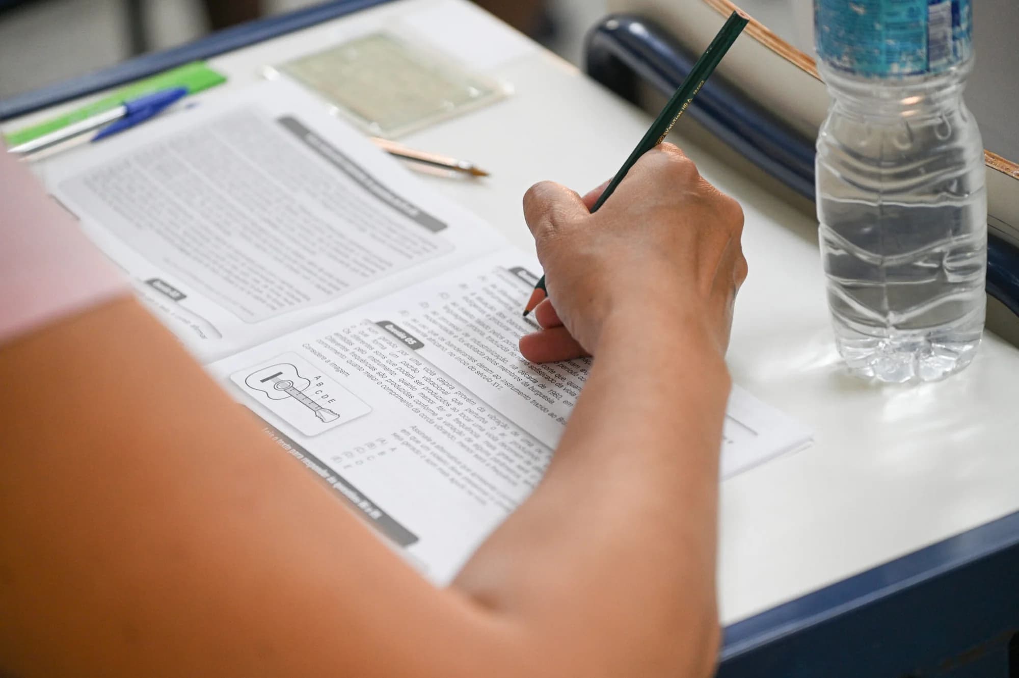 Estudante resolvendo uma prova durante a preparação para o vestibulinho